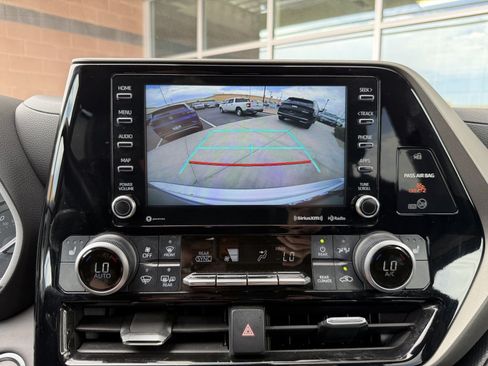 Used 2021 Toyota Highlander XLE AWD/4WD image 19