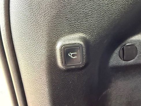 Used 2019 Jeep Cherokee Limited image 18