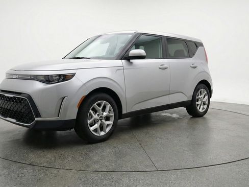 Used 2025 Kia Soul LX w/ LX Technology Package FWD image 3