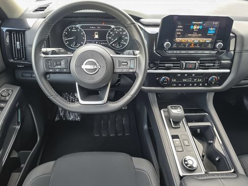 Used 2025 Nissan Pathfinder SV AWD/4WD image 10
