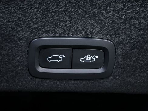 Certified 2024 Volvo XC40 B5 Plus w/ Protection Package Premier image 33