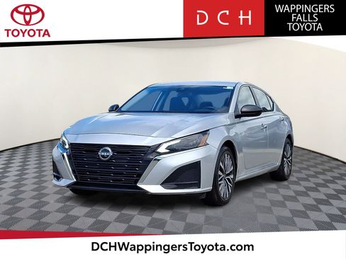 Used 2024 Nissan Altima 2.5 SV FWD image 1