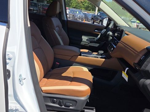 New 2026 Nissan Pathfinder Platinum FWD image 13