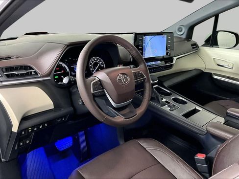 Used 2021 Toyota Sienna Platinum FWD image 17
