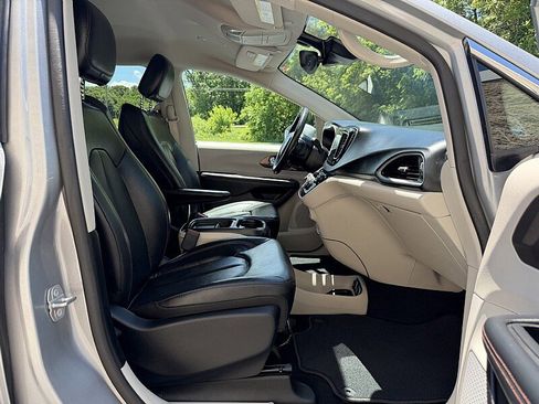 Used 2019 Chrysler Pacifica Touring-L w/ Advanced Safetytec Group FWD image 12