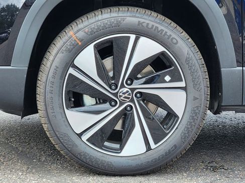 New 2025 Volkswagen Taos SE image 11