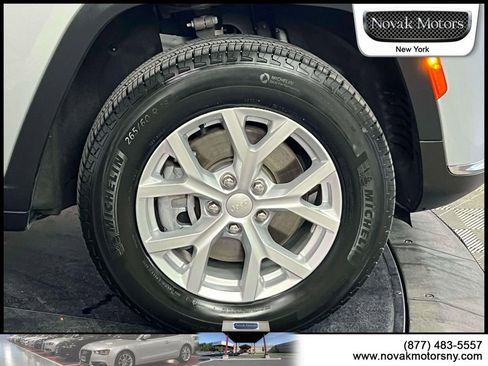 Used 2023 Jeep Grand Cherokee L Limited AWD/4WD image 9