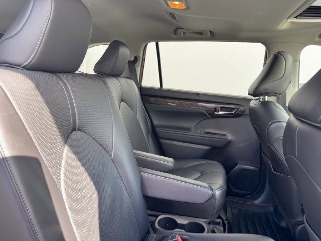 Used 2024 Toyota Highlander Limited AWD/4WD image 29