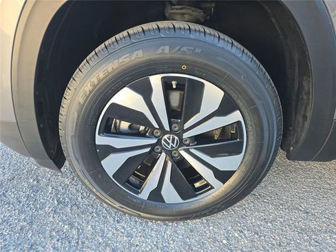 Used 2024 Volkswagen Atlas Cross Sport SE image 6