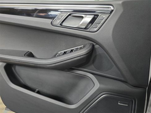 Used 2025 Porsche Macan image 22