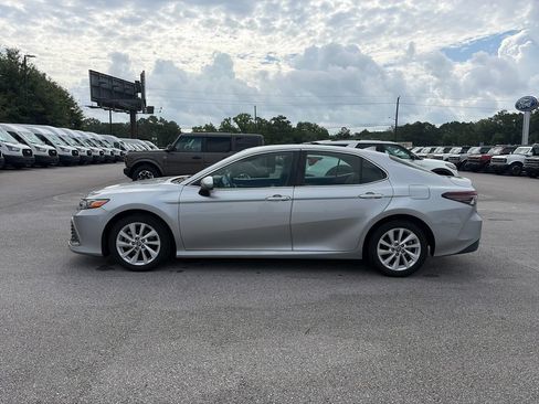 Used 2022 Toyota Camry LE FWD image 4