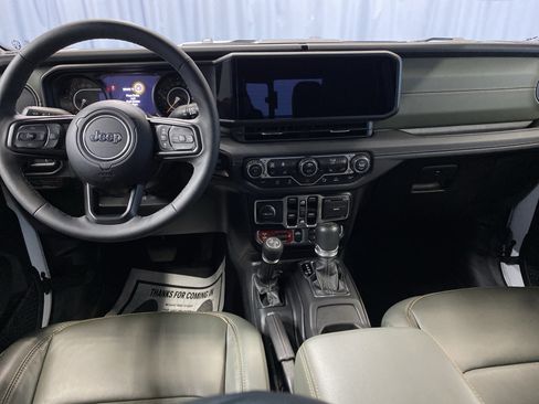 Certified 2025 Jeep Gladiator Mojave image 30