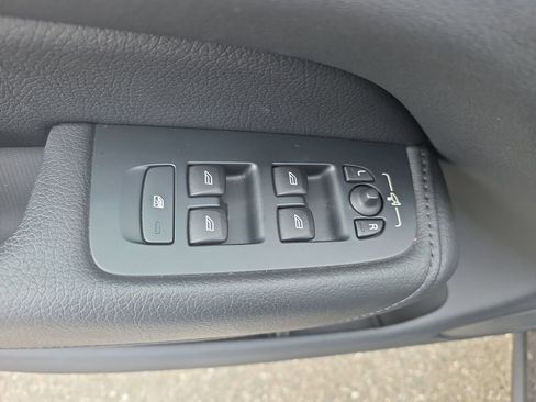 Used 2022 Volvo XC60 B5 Momentum w/ Climate Package image 22