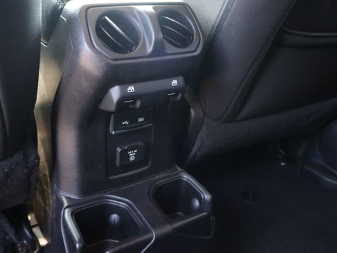 Used 2019 Jeep Wrangler Unlimited Sahara AWD/4WD image 17