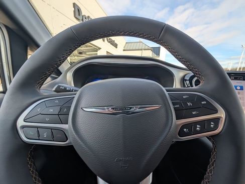 New 2026 Chrysler Pacifica Pinnacle w/ Trailer Tow Group AWD/4WD image 25