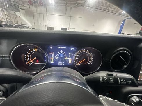 Used 2018 Jeep Wrangler Unlimited Sahara AWD/4WD image 14