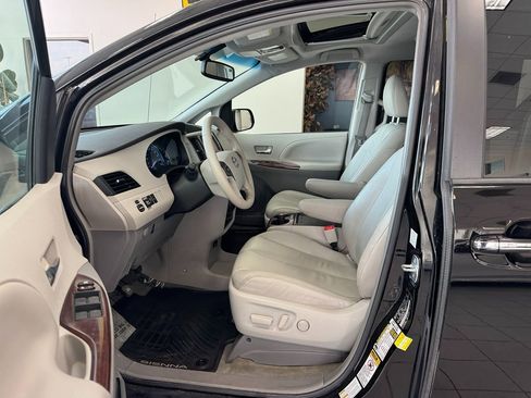 Used 2014 Toyota Sienna XLE w/ Entertainment Package image 11