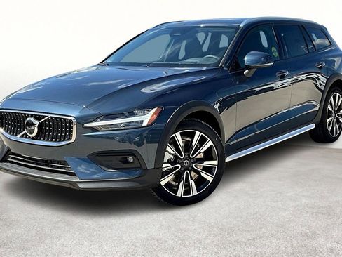 New 2026 Volvo V60 B5 Cross Country Ultra image 2