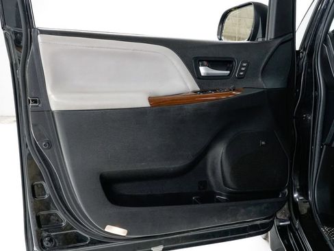 Used 2017 Toyota Sienna Limited Premium w/ Outdoor Package image 8