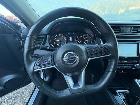 Used 2018 Nissan Rogue SV image 4