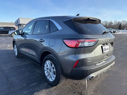 Used 2022 Ford Escape SE image 2