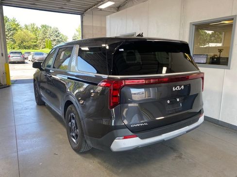 Used 2025 Kia Carnival FWD image 3