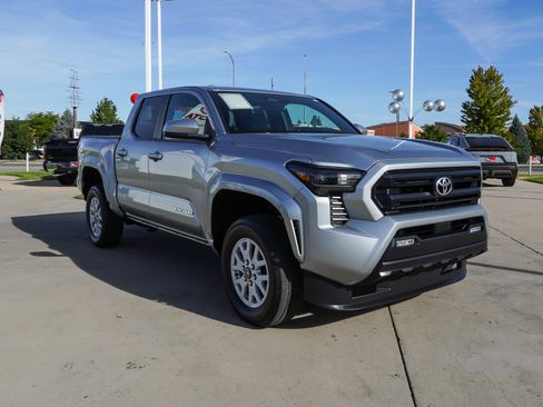 Certified 2024 Toyota Tacoma SR5 AWD/4WD image 2