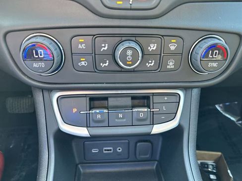 Used 2024 GMC Terrain SLE w/ Driver Convenience Package FWD image 19