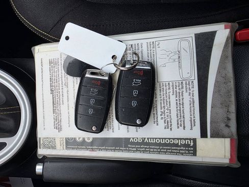 Used 2016 Kia Soul + FWD image 17