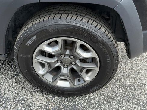 Used 2019 Jeep Cherokee Trailhawk w/ Cold Weather Group AWD/4WD image 9