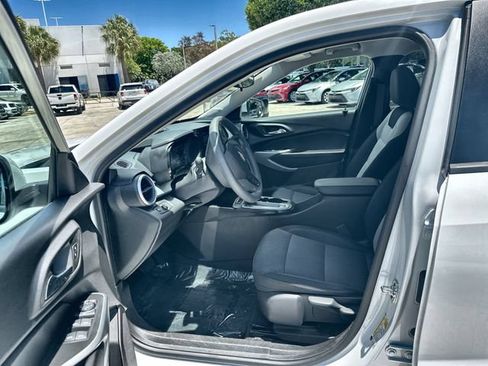 Used 2025 Chevrolet Trax LS w/ LS Convenience Package FWD image 22