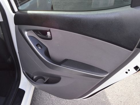 Used 2014 Hyundai Elantra SE w/ Option Group 02 FWD image 26