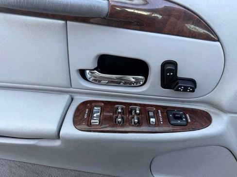 Used 2002 Lincoln Town Car Executive RWD image 21