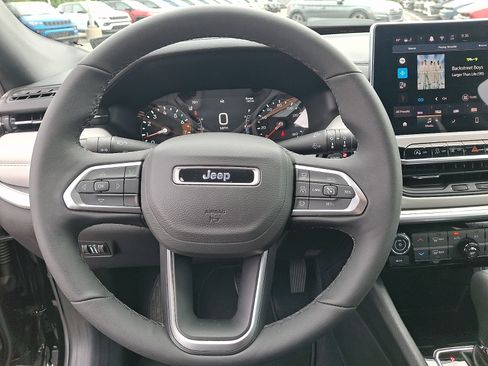 Used 2025 Jeep Compass Limited AWD/4WD image 18
