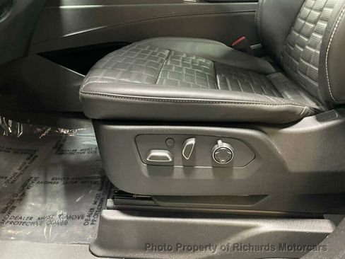 Used 2024 Cadillac Escalade Premium Luxury Platinum image 12