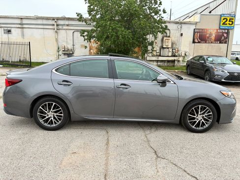Used 2017 Lexus ES 350 w/ Navigation System Package FWD image 3