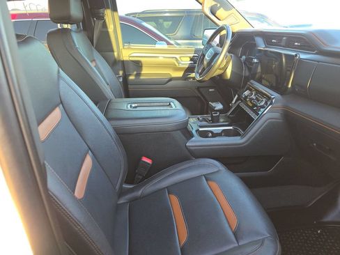 Used 2022 GMC Sierra 1500 AT4 w/ Technology Package AWD/4WD image 4