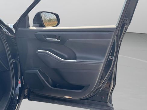 Certified 2024 Toyota Highlander XLE image 27