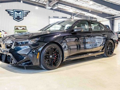 Used 2025 BMW M5 w/ Carbon Package image 2