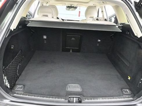 Used 2019 Volvo XC60 T6 Momentum w/ Multimedia Package AWD/4WD image 13