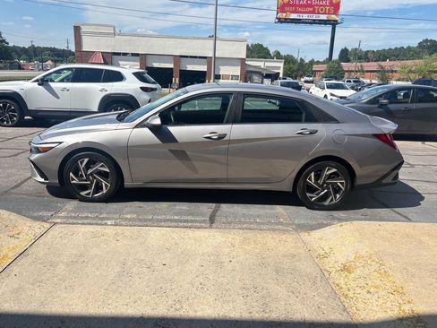 Used 2025 Hyundai Elantra SEL FWD image 7