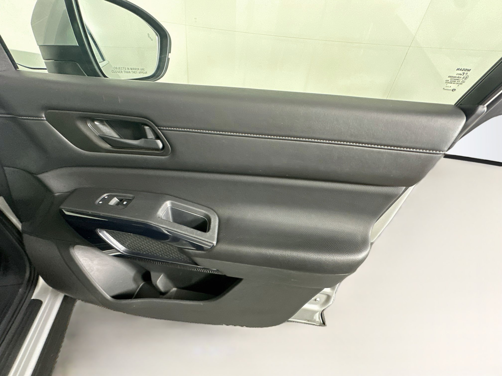 Used 2025 Nissan Pathfinder SV FWD image 32