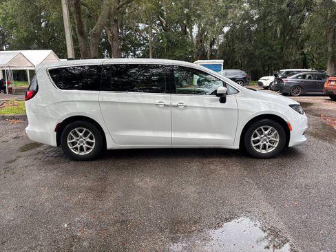 Used 2023 Chrysler Voyager LX FWD image 12