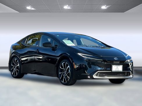 Used 2025 Toyota Prius Plug-In Hybrid image 7