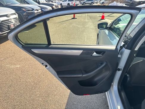 Used 2017 Volkswagen Jetta S image 34