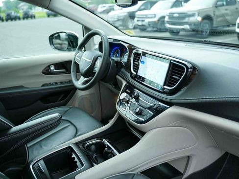 Used 2023 Chrysler Pacifica Limited AWD/4WD image 17