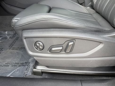 Used 2024 Audi Q5 e Premium w/ Convenience Package image 32