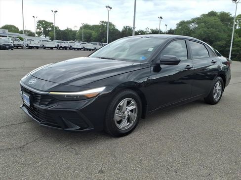 Used 2025 Hyundai Elantra SE FWD image 8