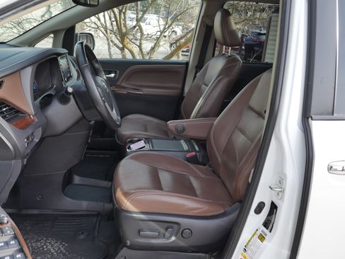 Used 2019 Toyota Sienna Limited Premium image 3