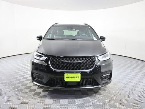 Used 2025 Chrysler Pacifica Limited w/ Trailer Tow Group AWD/4WD image 10